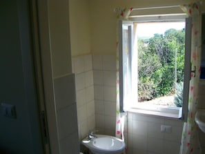 Doppelzimmer | Badezimmer | Dusche, Bidet, Handtücher