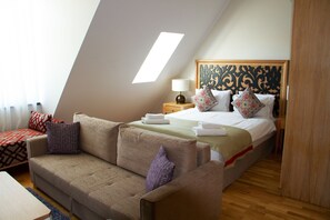 Family Double Room, 1 King Bed with Sofa bed | Living area | 25-inch flat-screen TV with satellite channels, TV, table tennis - Hotel Altes Fährhaus (Berlin)
