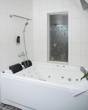 Secador de pelo, piso con calefacción en el baño, toallas, jabón