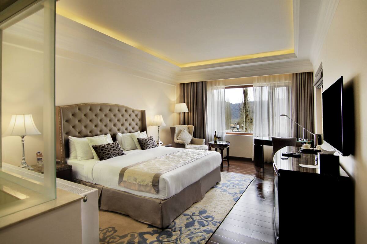 Premium bedding, down comforters, minibar, in-room safe