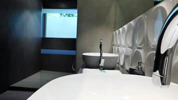 Suite supérieure, vue sur le jardin | Douche de la salle de bain