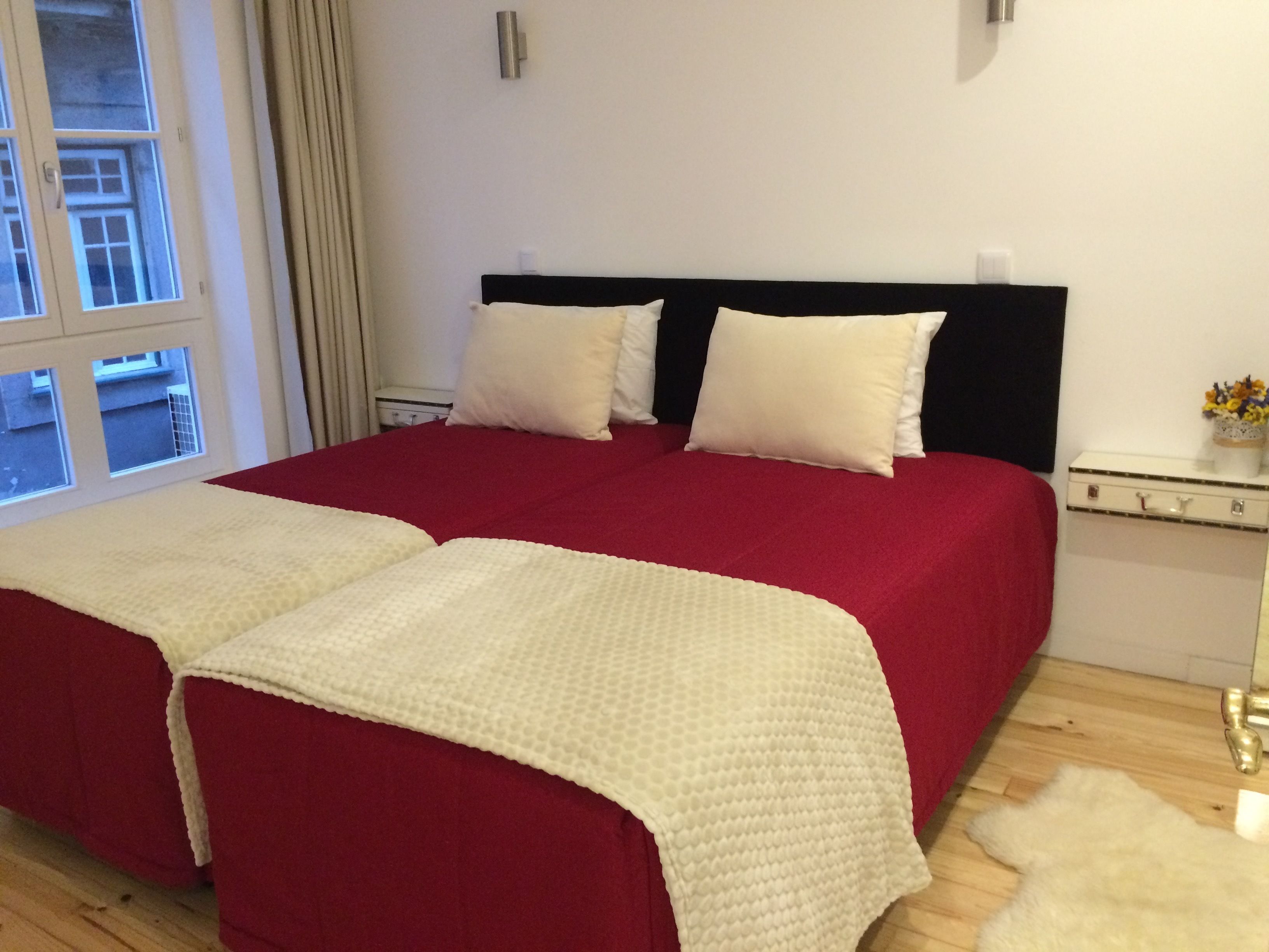 Dúplex | Escritorio, cortinas blackout y tabla de planchar con plancha 