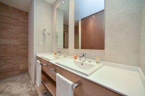 Attico Luxury, letti multipli, accessibile ai disabili, non fumatori | Bagno | Doccia, set di cortesia gratuito, asciugacapelli, pantofole
