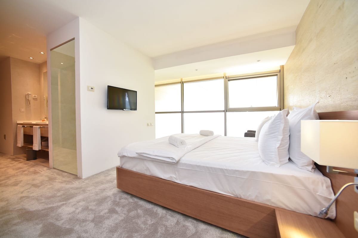 Luxury Penthouse, Multiple Beds, Accessible, Non Smoking | Minibar, in-room safe, blackout drapes, soundproofing