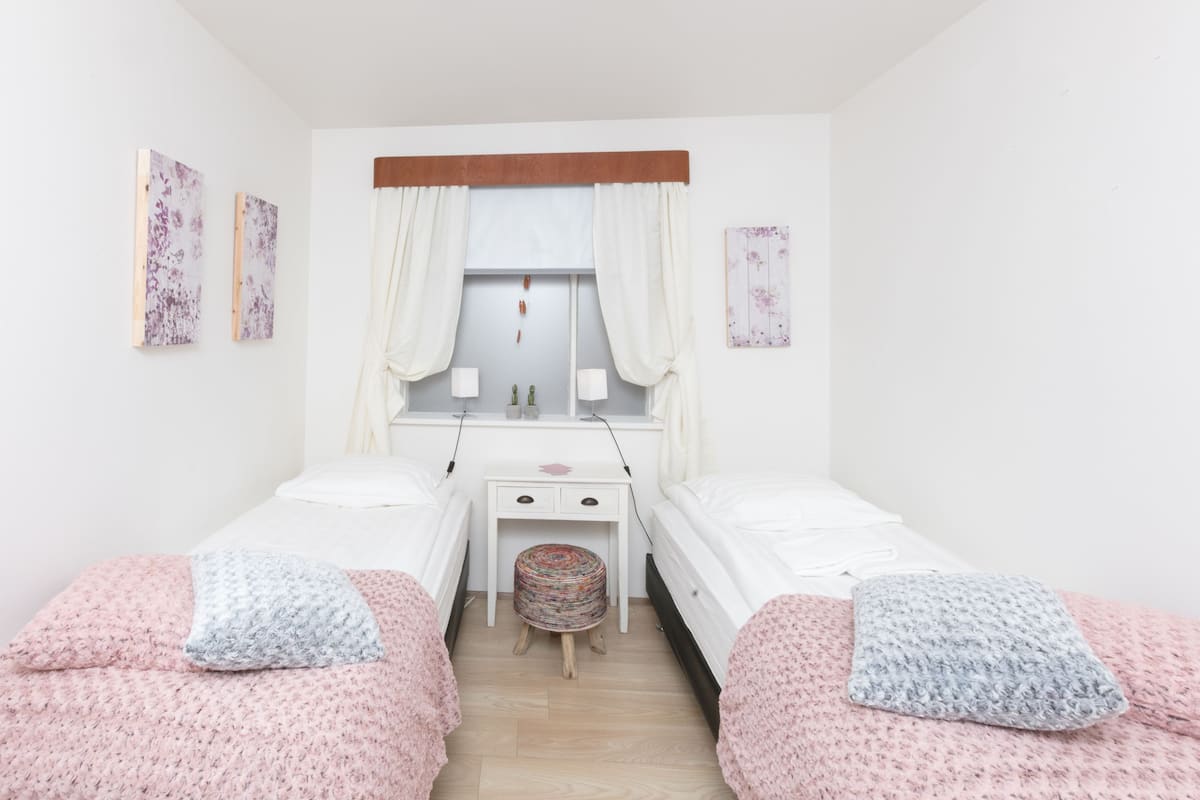 Habitación con 2 camas individuales, baño compartido | Cortinas blackout, tabla de planchar con plancha y wifi gratis