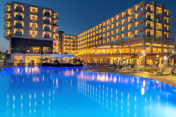 Inomhuspool och utomhuspool, öppettider: 09.30 till 19.00, och solstolar