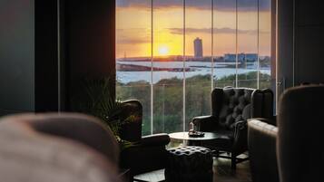 4 bars/lounges, poolside bar