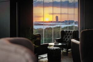 4 bares/lounges, bar ao lado da piscina