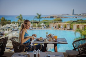 Free daily buffet breakfast