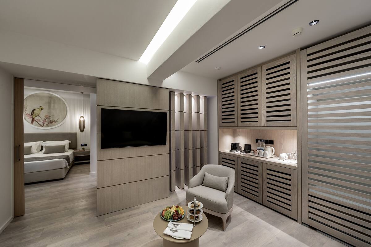 premium suite, partial sea view | living area | flat-screen tv