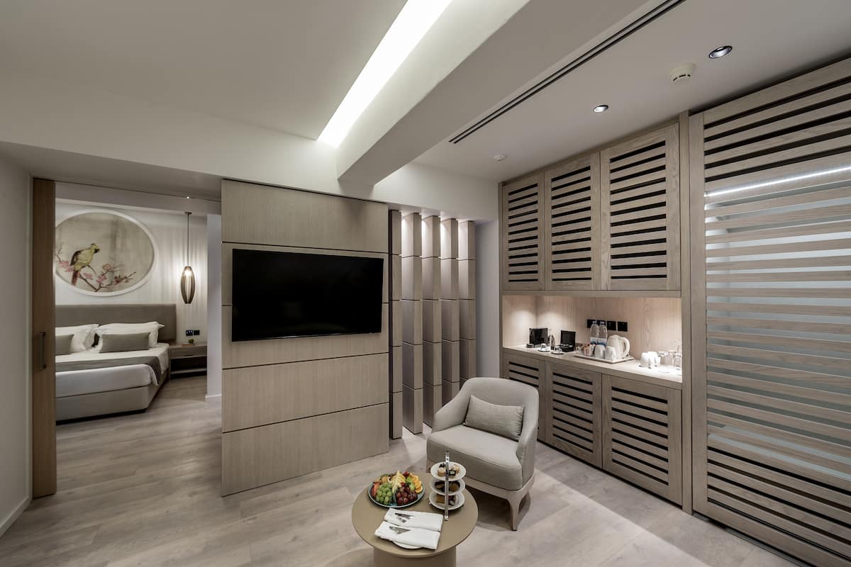Suite Premium, vistas parciales al mar | Zona de estar | Una televisión de pantalla plana