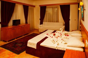 Comfort Double Room | Minibar, desk, blackout drapes, soundproofing