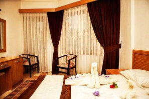 Standard Triple Room | Minibar, desk, blackout drapes, soundproofing