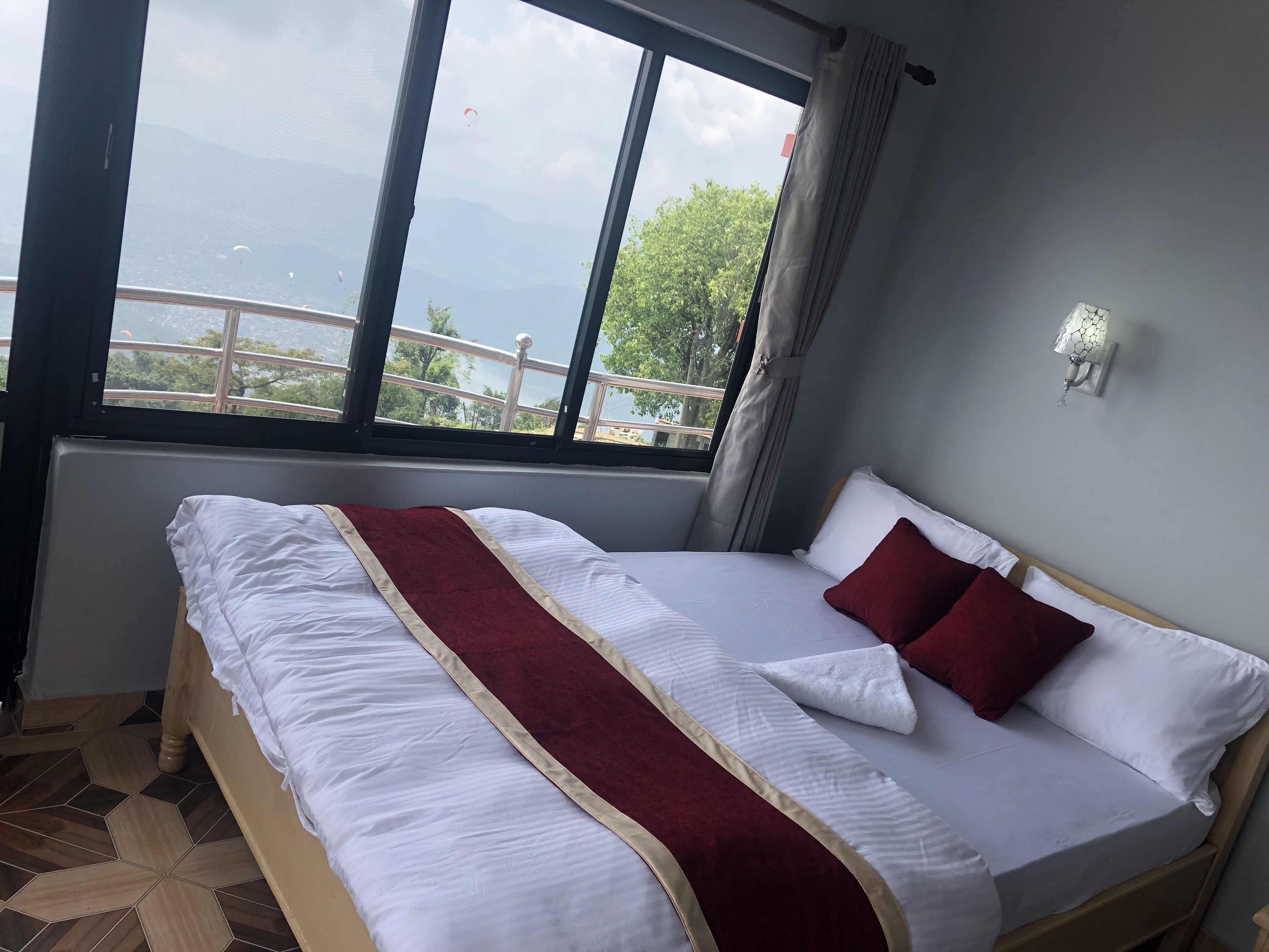 Habitación de hotel con una cama grande, vistas al mar y un balcón.