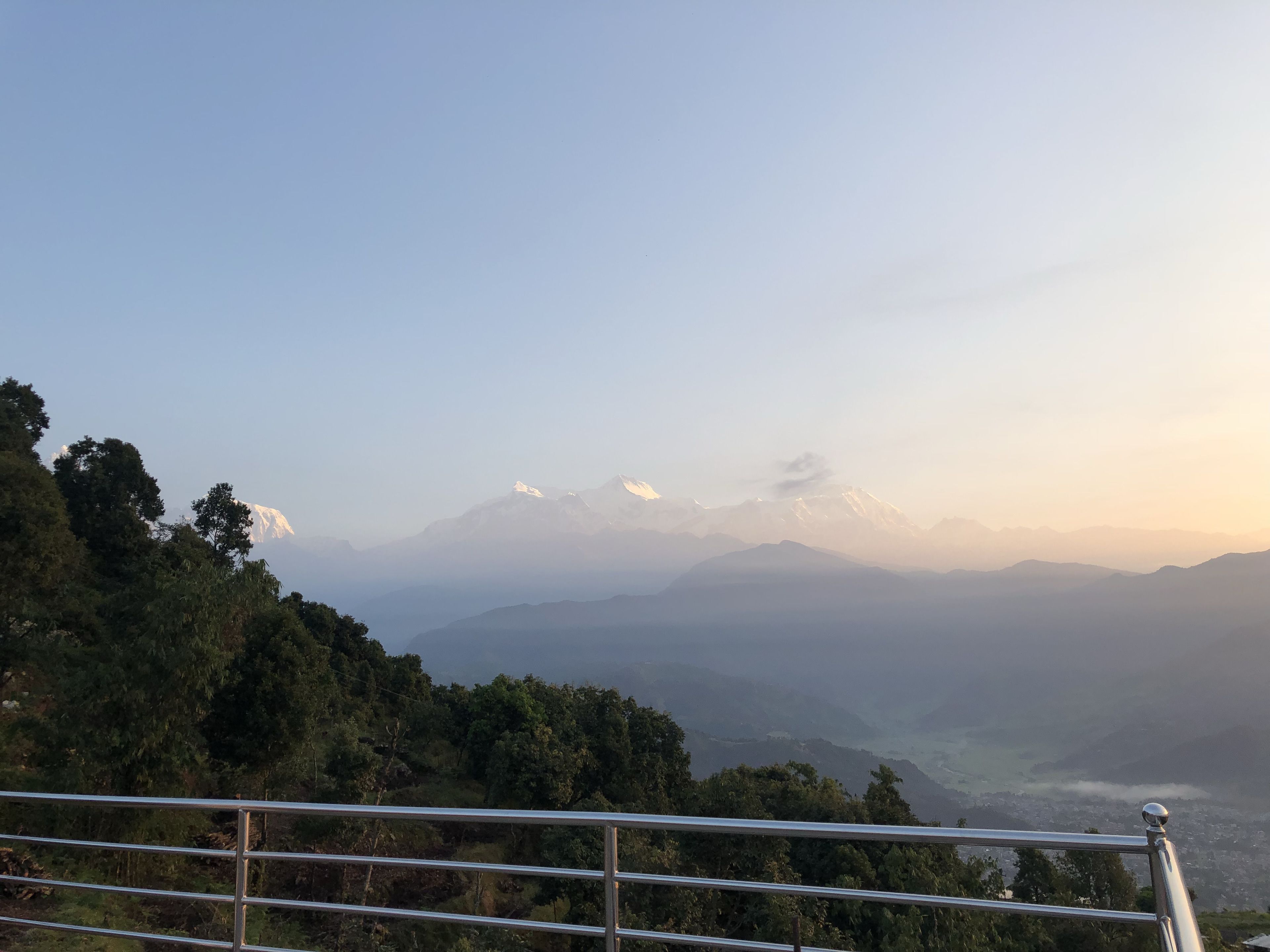 Un paisaje montañoso bajo un cielo despejado.