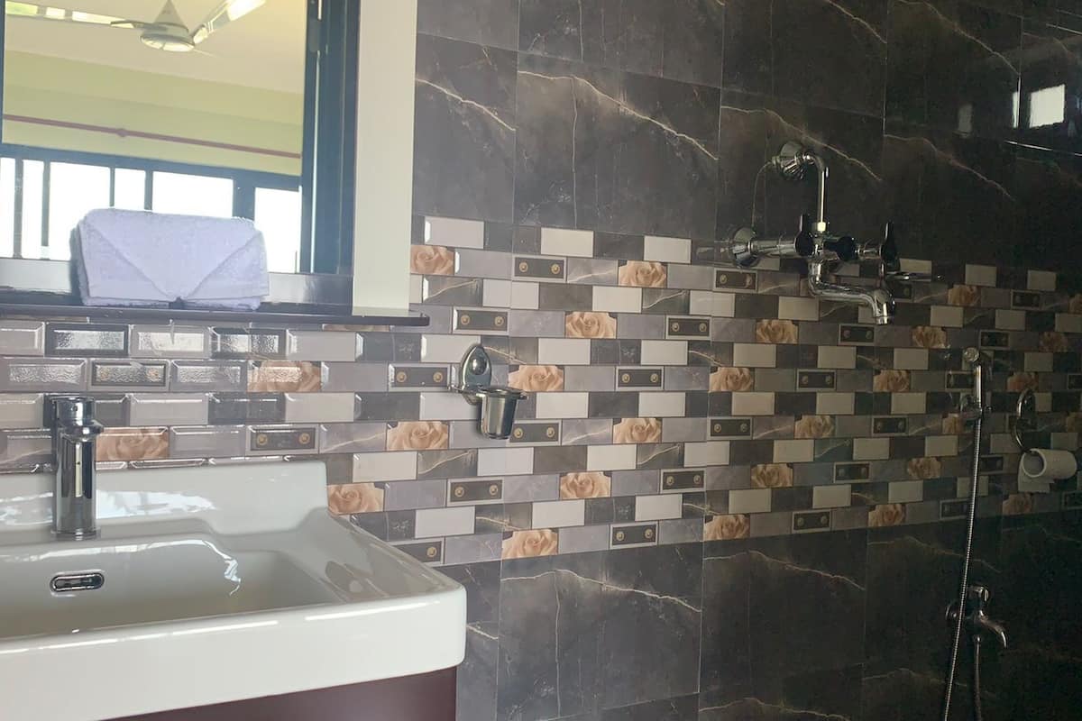 deluxe double room, 1 bedroom, valley view | bathroom | shower, free toiletries