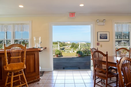 Free daily buffet breakfast. Payne's Harbor View Inn