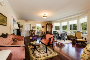 24-inch flat-screen TV with satellite channels - Payne's Harbor View Inn (Block Island)