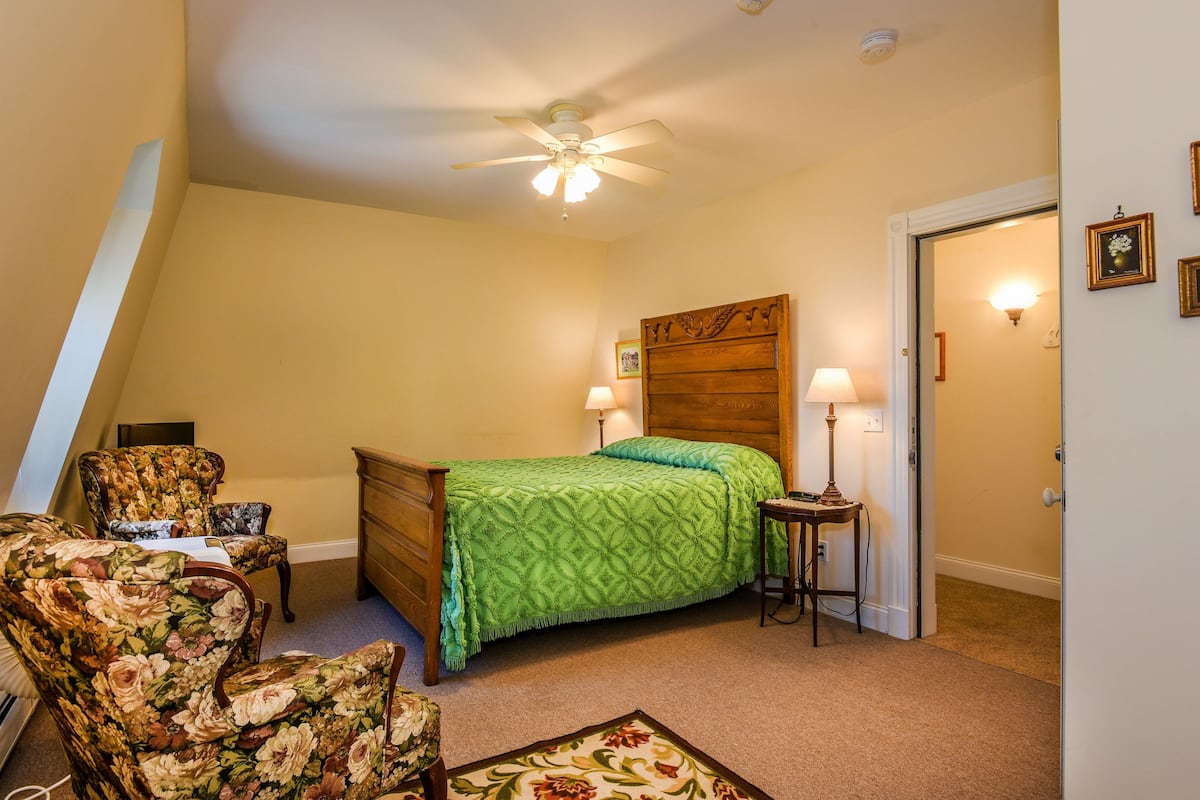 Room 7 | Individually decorated, individually furnished, iron/ironing board