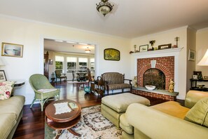 24-inch flat-screen TV with satellite channels - Payne's Harbor View Inn (Block Island)