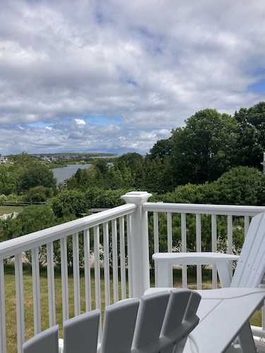 Payne's Harbor View Inn