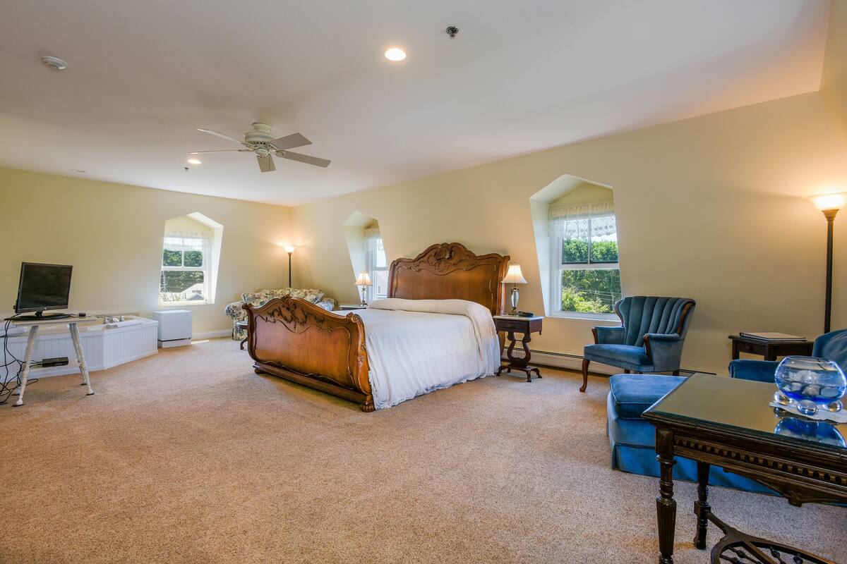 Suite 9 | Iron/ironing board, individually decorated, individually furnished