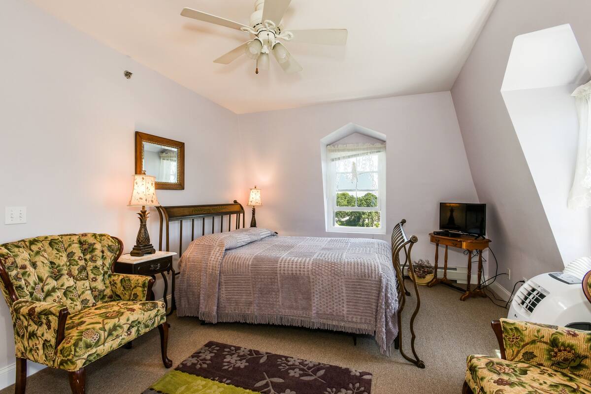 Room 8 | Iron/ironing board, individually decorated, individually furnished