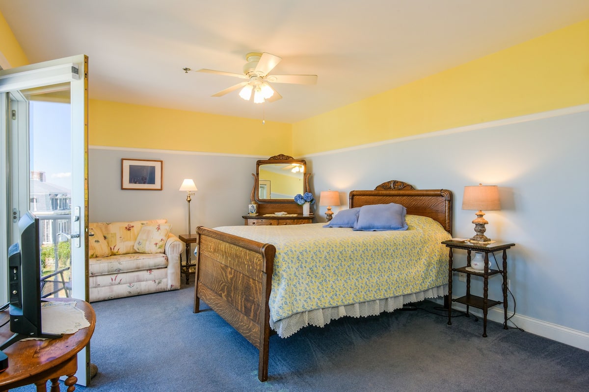Room 5 | Individually decorated, individually furnished, iron/ironing board