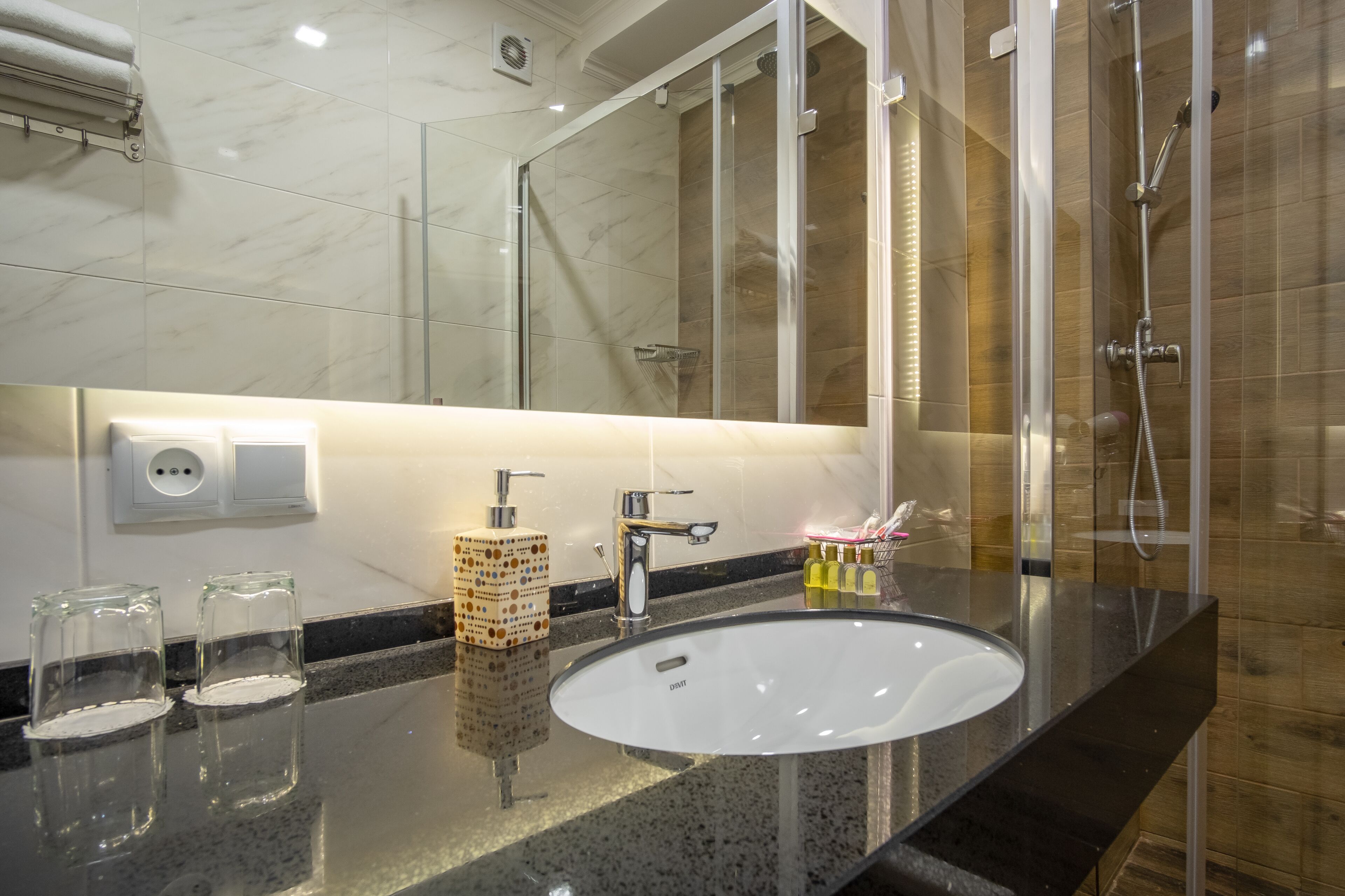 Junior-Suite | Badezimmer | Dusche, Hydromassagedusche, kostenlose Toilettenartikel, Haartrockner