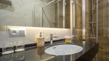Junior-Suite | Badezimmer | Dusche, Hydromassagedusche, kostenlose Toilettenartikel, Haartrockner
