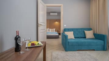 Family Room | Living room | 32-inch flat-screen TV with digital channels, TV