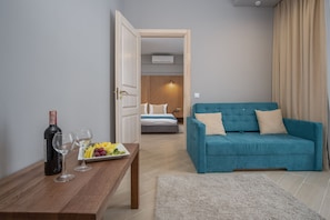 Family Room | Living room | 32-inch flat-screen TV with digital channels, TV