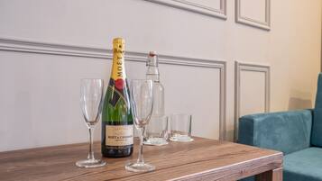 Une bouteille de champagne Moët & Chandon sur une table en bois, avec deux verres et une petite bouteille.