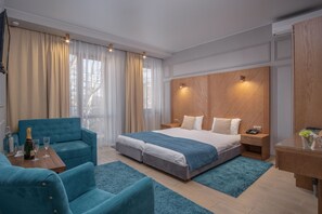 Junior Suite, Balcony | Premium bedding, minibar, in-room safe, desk - Boomerang Boutique Hotel (Odesa)