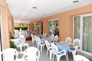 Outdoor dining - Hotel Ilde (Rimini)