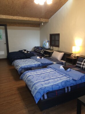 Habitación cuádruple familiar, varias camas | Cortinas blackout y camas extra 