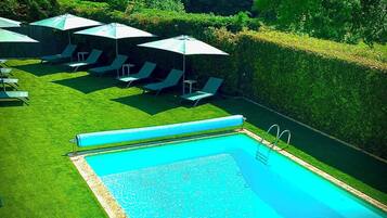 Piscina stagionale all'aperto, ombrelloni da piscina, lettini