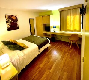 Quarto conforto, vista para o jardim | Individualmente decorados, individualmente mobiliados, escrivaninha
