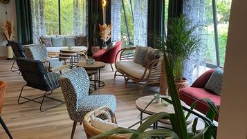 Petit déjeuner et dîner servis sur place, spécialités Cuisine française