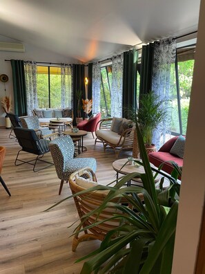 Frokost og middag serveres, franske retter