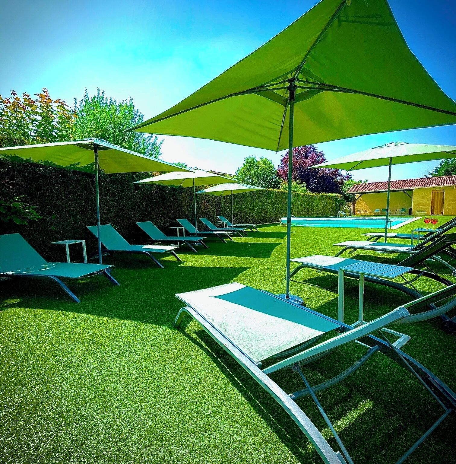 Een seizoensgebonden buitenzwembad en parasols bij het zwembad