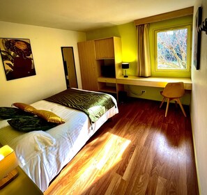 Rom – comfort, hageutsikt | Individuelt dekorert, individuelt innredet og skrivebord