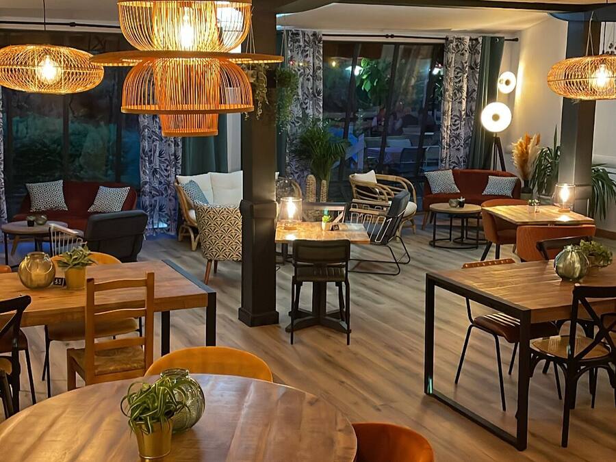 Se sirven desayunos, cenas y cocina francesa