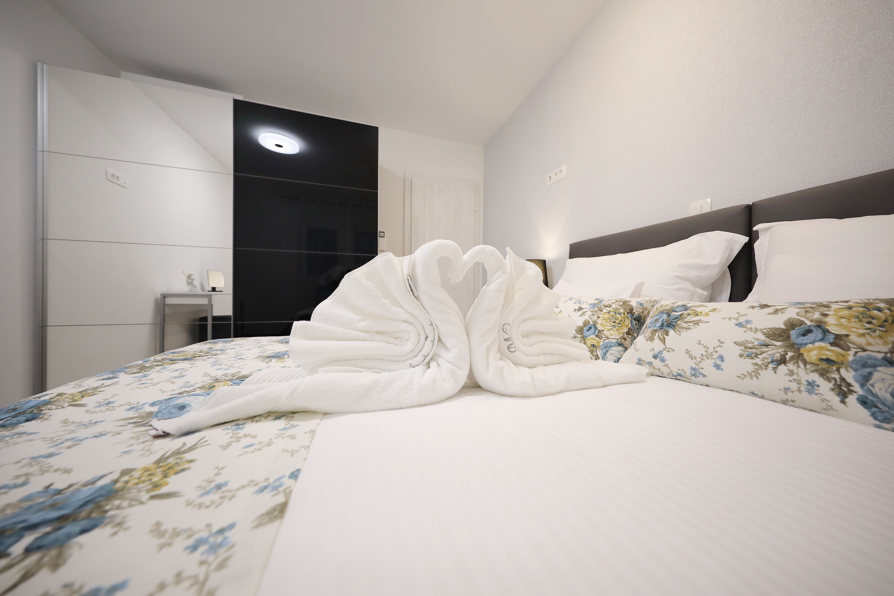 2 bedrooms, premium bedding, tempur-pedic beds, in-room safe