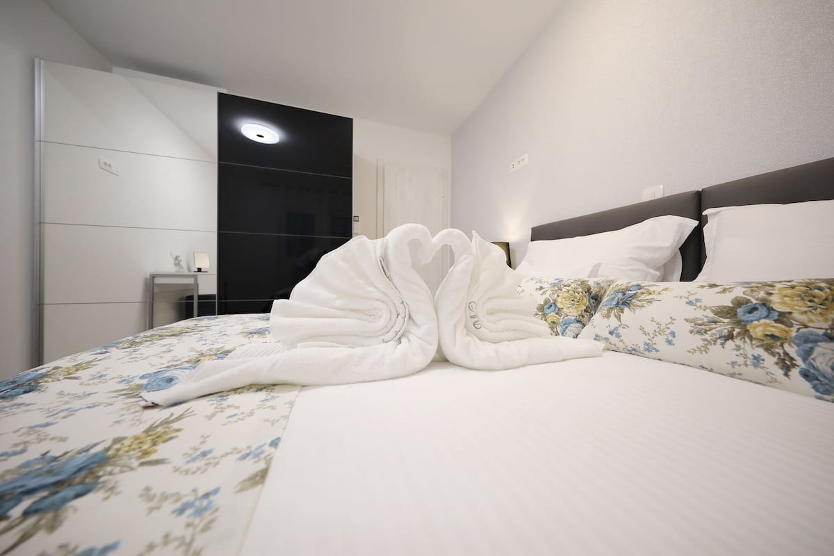 2 bedrooms, premium bedding, tempur-pedic beds, in-room safe