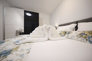 Premium bedding, Tempur-Pedic beds, in-room safe, desk - Luxury Majpruz Suites (Zadar)