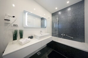 Exclusive Penthouse with Terrace and Jacuzzi | Phòng tắm | Đồ dùng nhà tắm miễn phí, máy sấy tóc, khăn tắm, xà phòng 