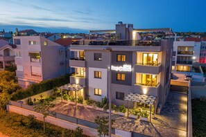 Front of property – evening/night - Luxury Majpruz Suites (Zadar)