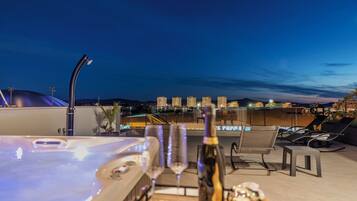 Superior with Roof Terrace and Jacuzzi | Bañera de hidromasaje