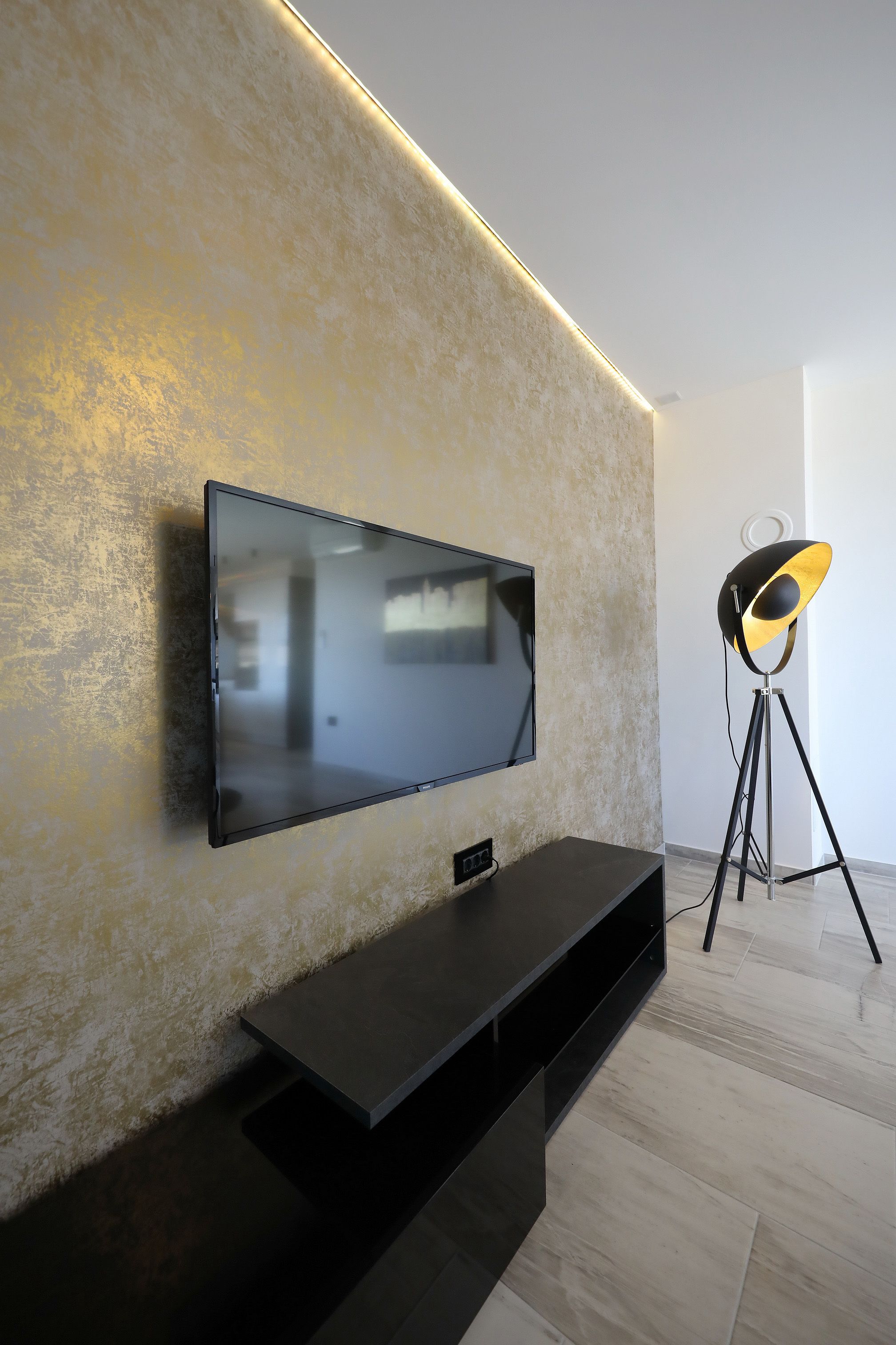 2 bedrooms, premium bedding, tempur-pedic beds, in-room safe